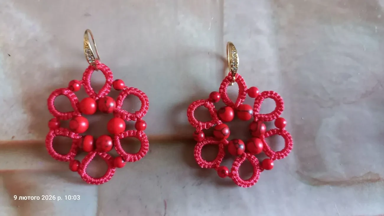 Сережки мереживні червоні з кам.яними намистинами. Фріволіте анкарс 4