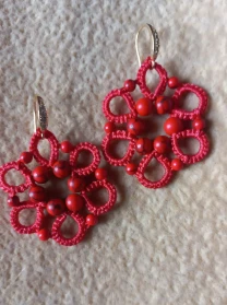 Сережки мереживні червоні з кам.яними намистинами. Фріволіте анкарс