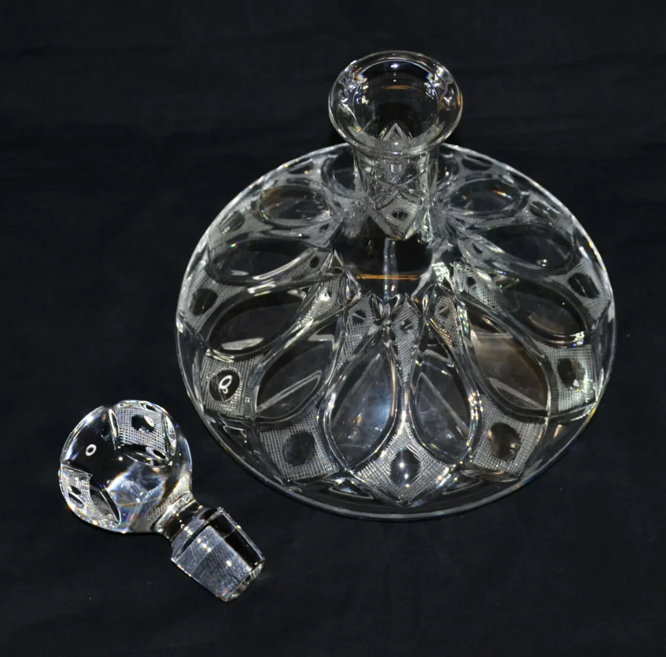 Хрустальный графин в форме корабля, XX век, традиционной формы, с гра 3