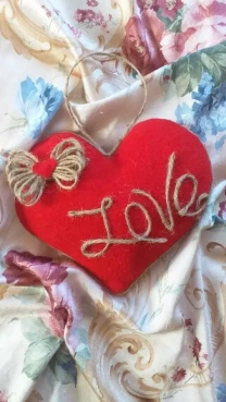 Валентинка з декором Love