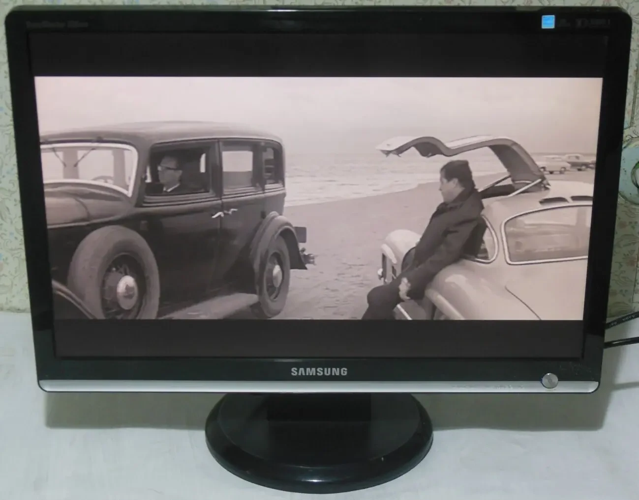 Монитор Samsung c кабелями. 23 дюйма. 6