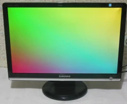 Монитор Samsung c кабелями. 23 дюйма.