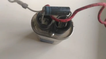 Кондинсатор з двума резісторами