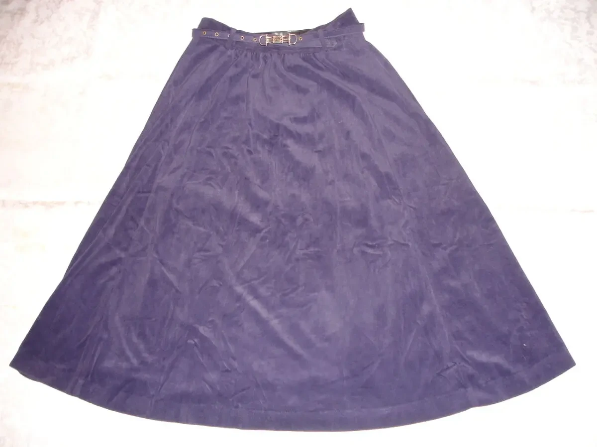 Юбка/СПІДНИЦЯ 44 р. фіолетова. ВЕЛЮРОВА, міді, з поясом. Бренд INES.
