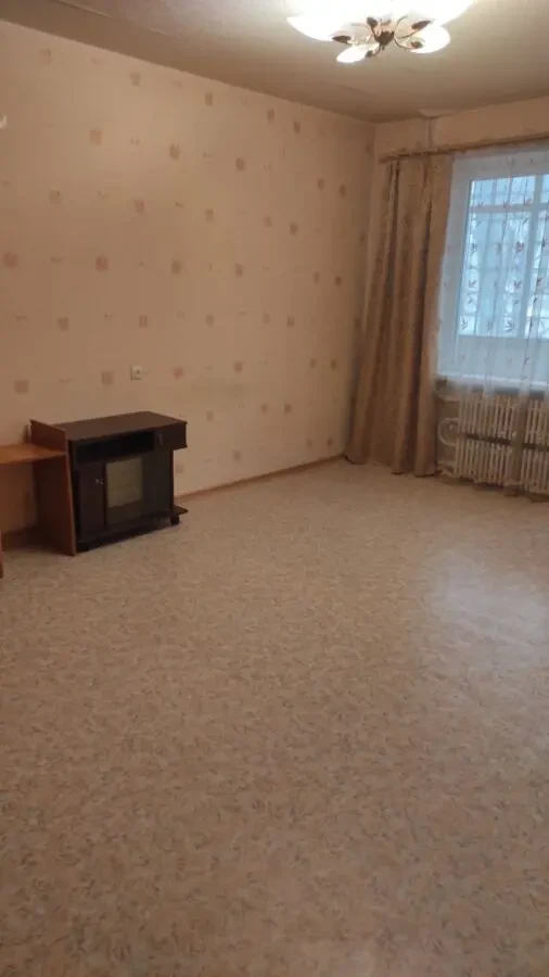 1 - комн. 38,5 м. кв. Чешка, ж/м Тополь-3. Состояние жилое, свободна. 2