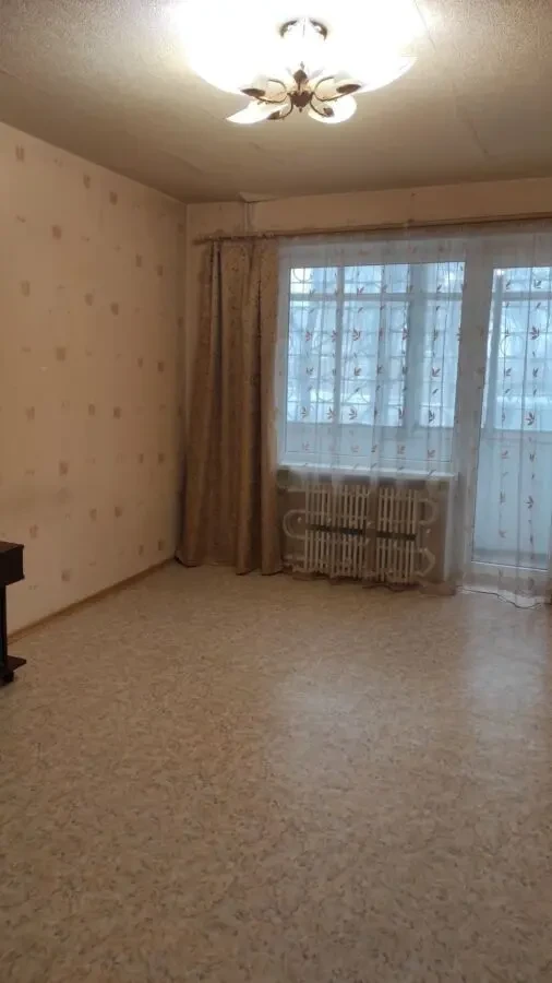 1 - комн. 38,5 м. кв. Чешка, ж/м Тополь-3. Состояние жилое, свободна.