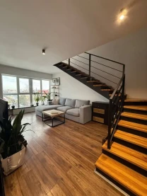 Продаж дворівневої квартири з панорамними вікнами