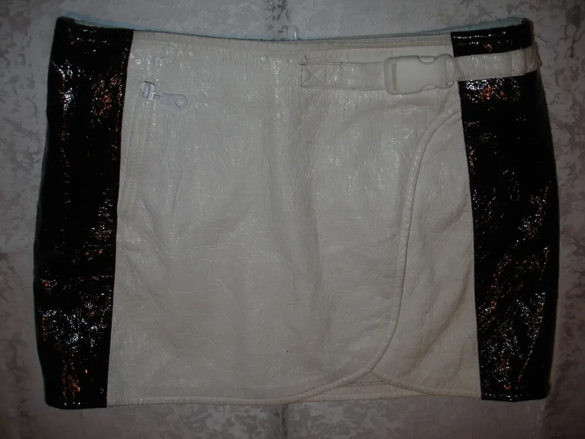 Юбка/СПІДНИЦЯ S-ка світла під ЛАКОВАНУ шкіру, на запах. gianni.