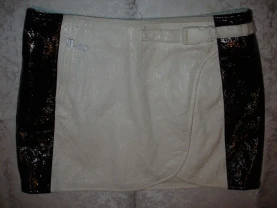 Юбка/СПІДНИЦЯ S-ка світла під ЛАКОВАНУ шкіру, на запах. gianni.