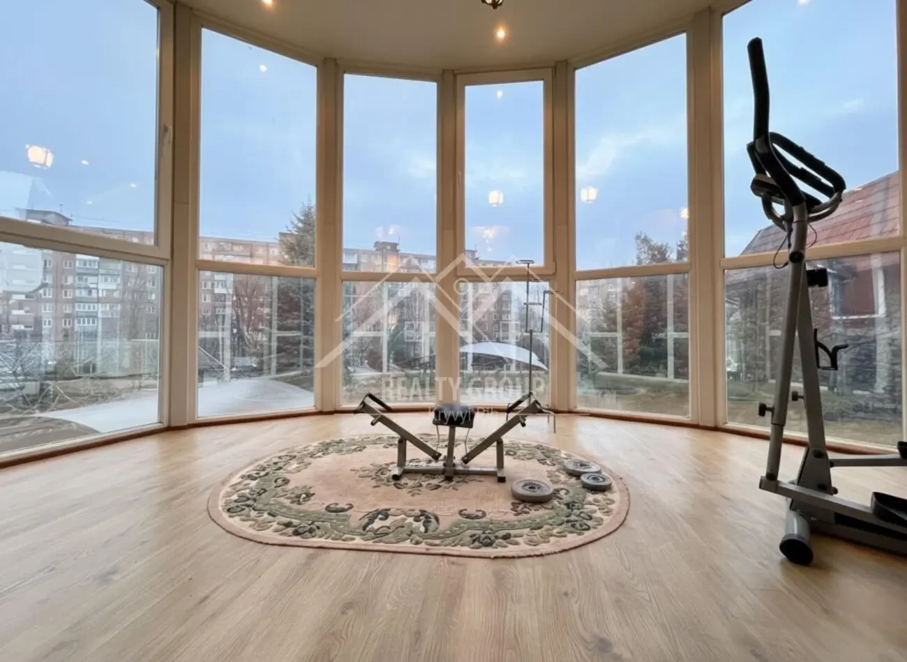 Продаж великого будинку на 95 кварталі