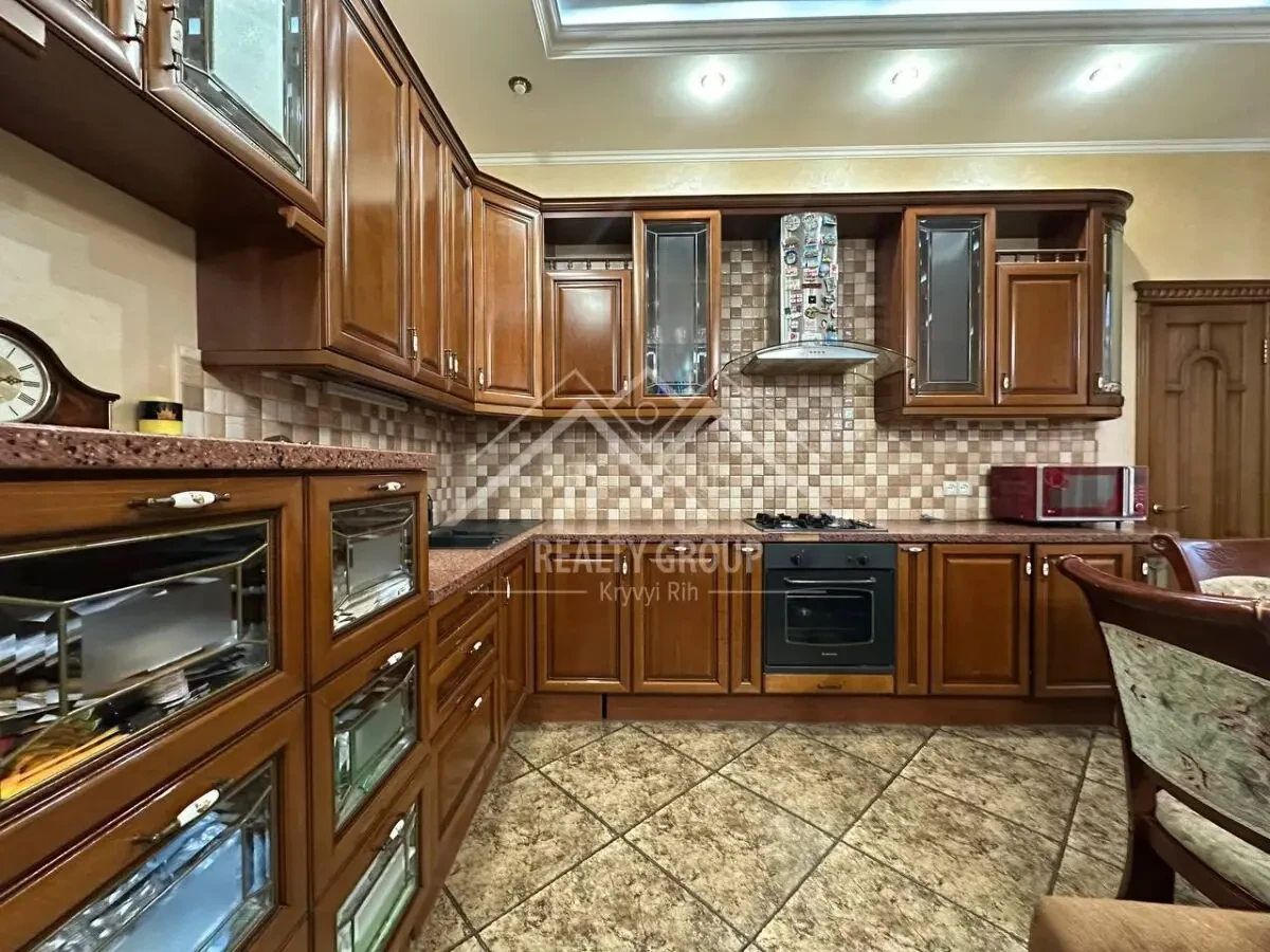 Продаж великого будинку на 95 кварталі 5