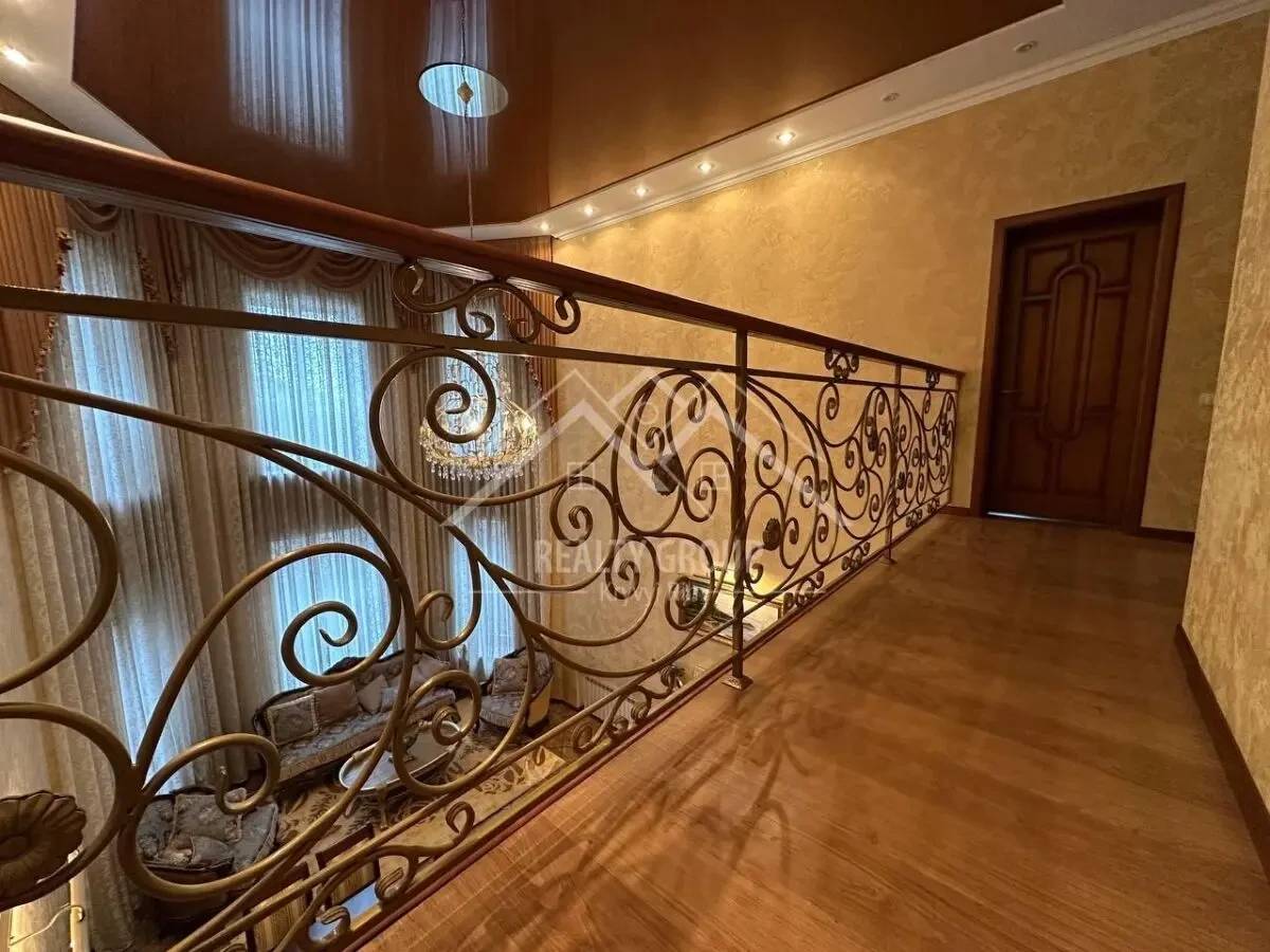 Продаж великого будинку на 95 кварталі 4