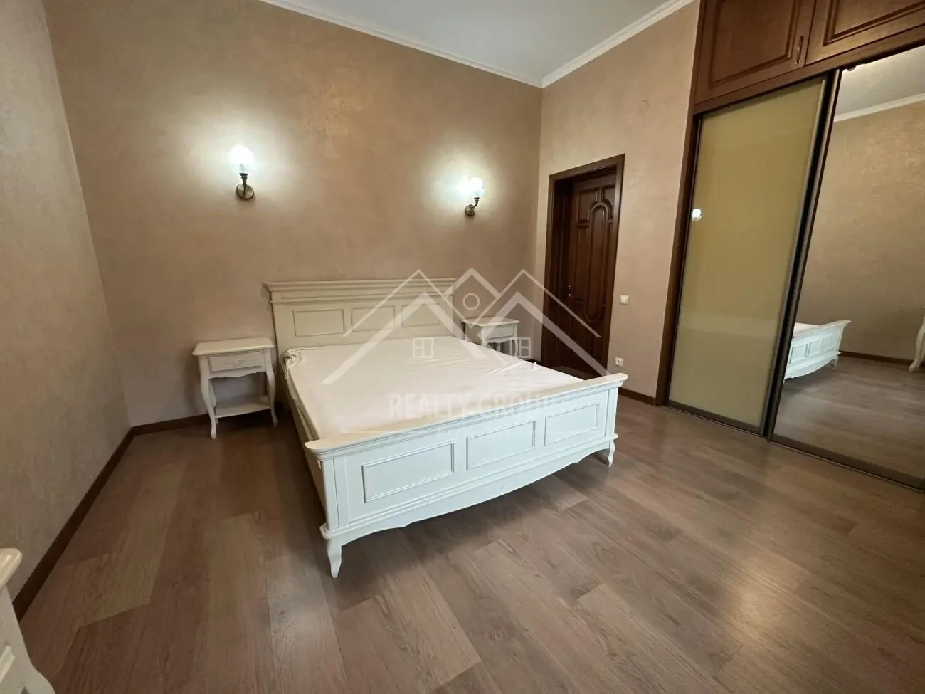 Продаж великого будинку на 95 кварталі 7