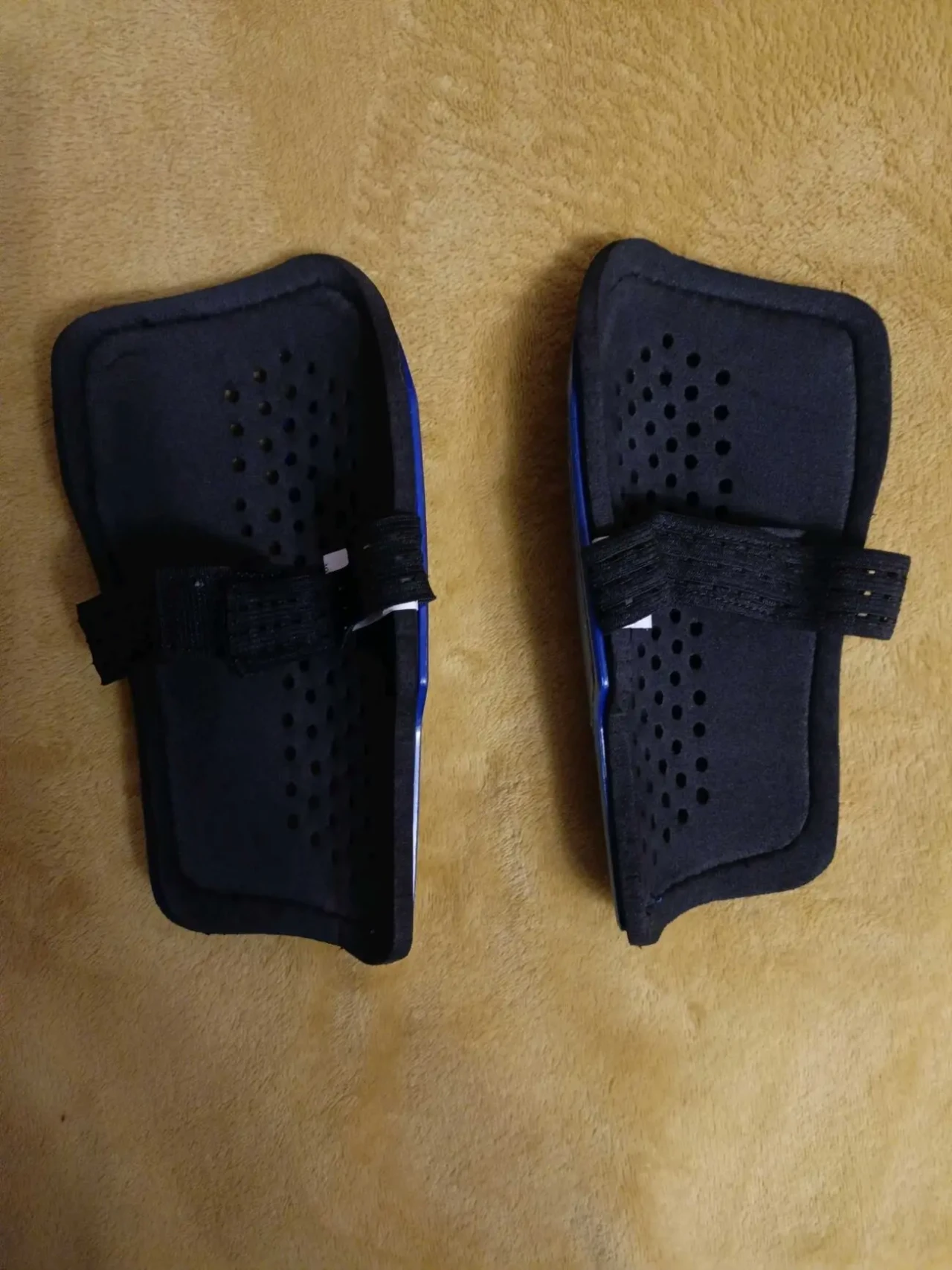 Щитки футбольні MITRE 3