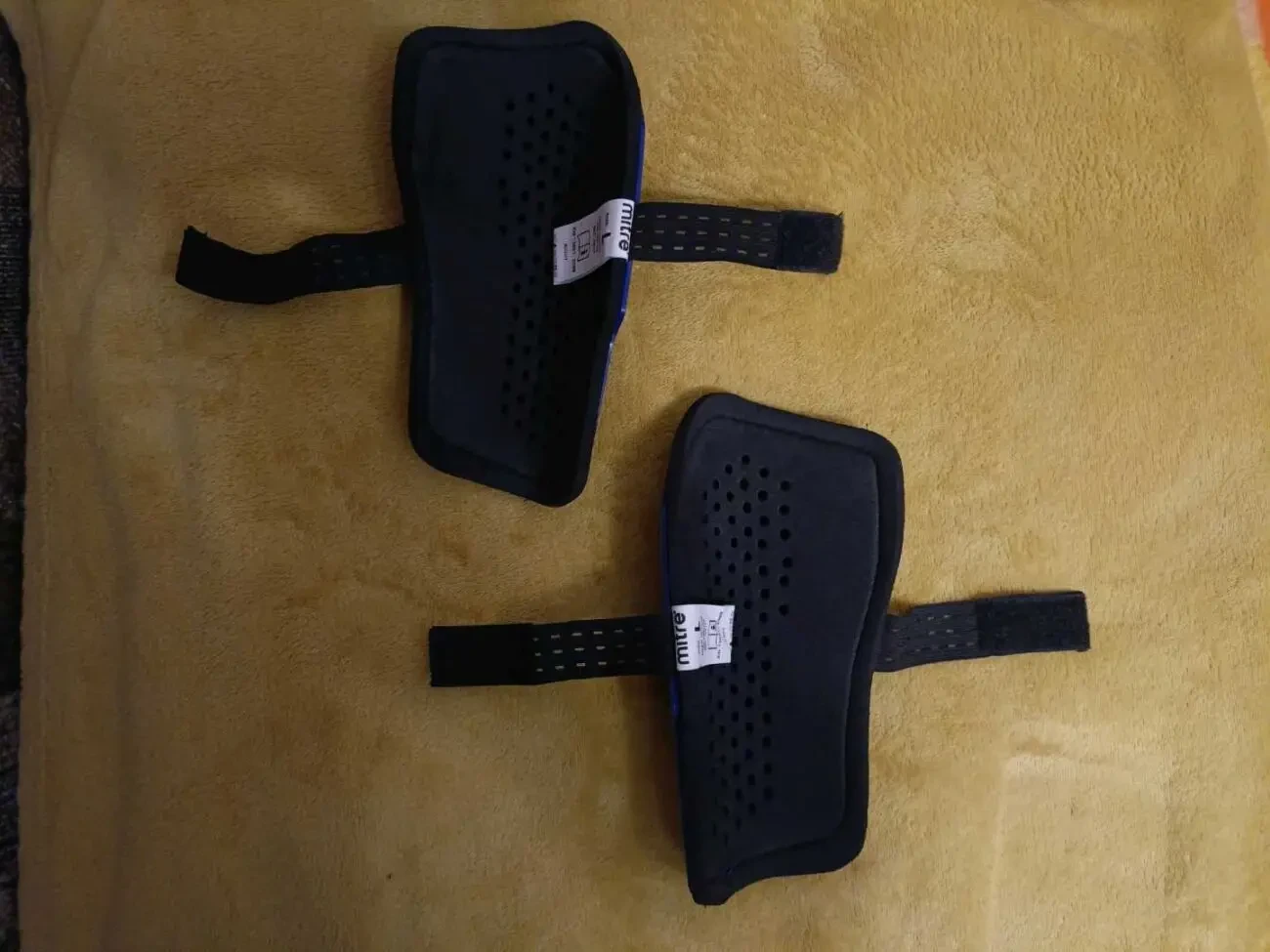 Щитки футбольні MITRE 4