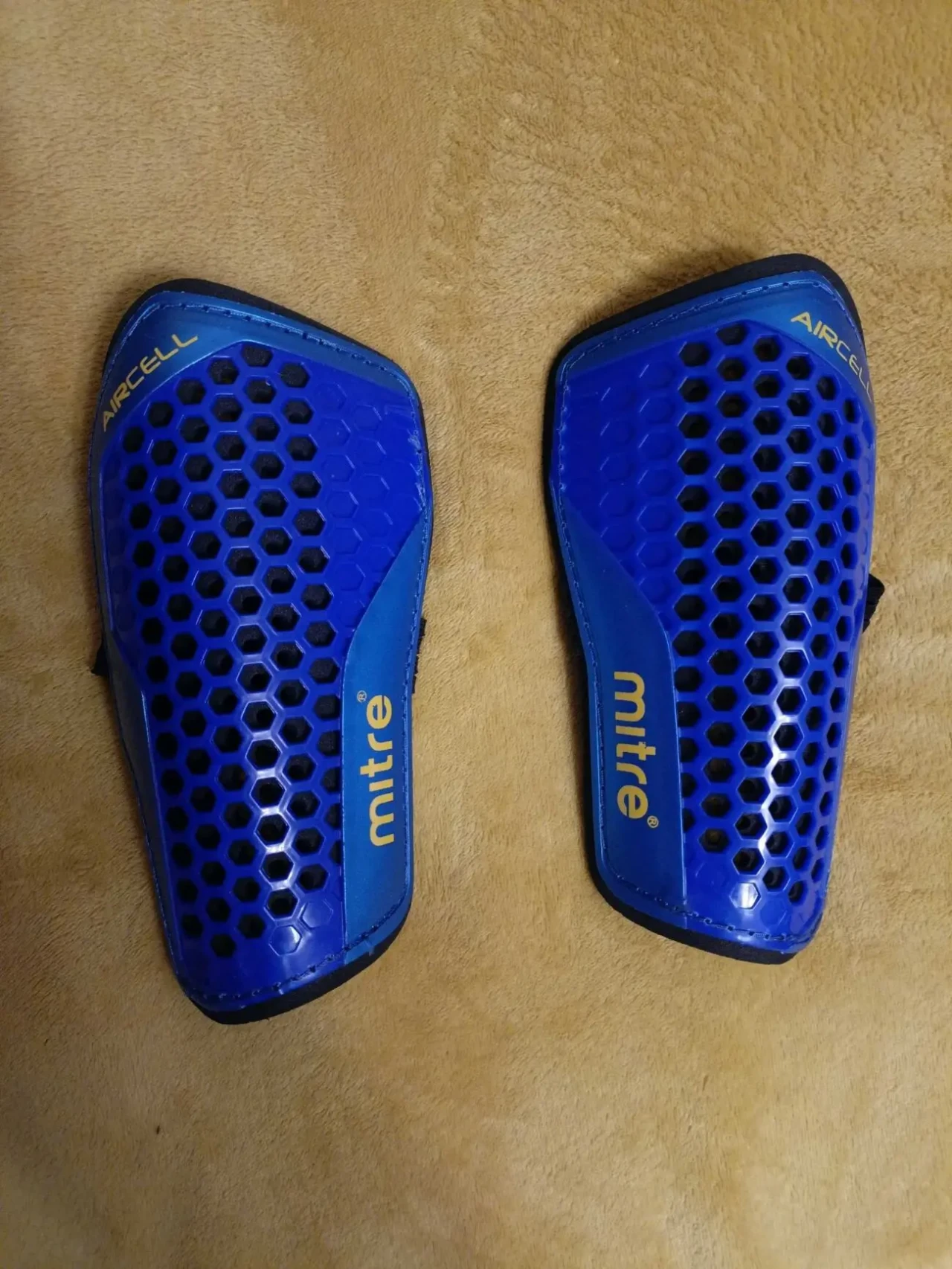Щитки футбольні MITRE