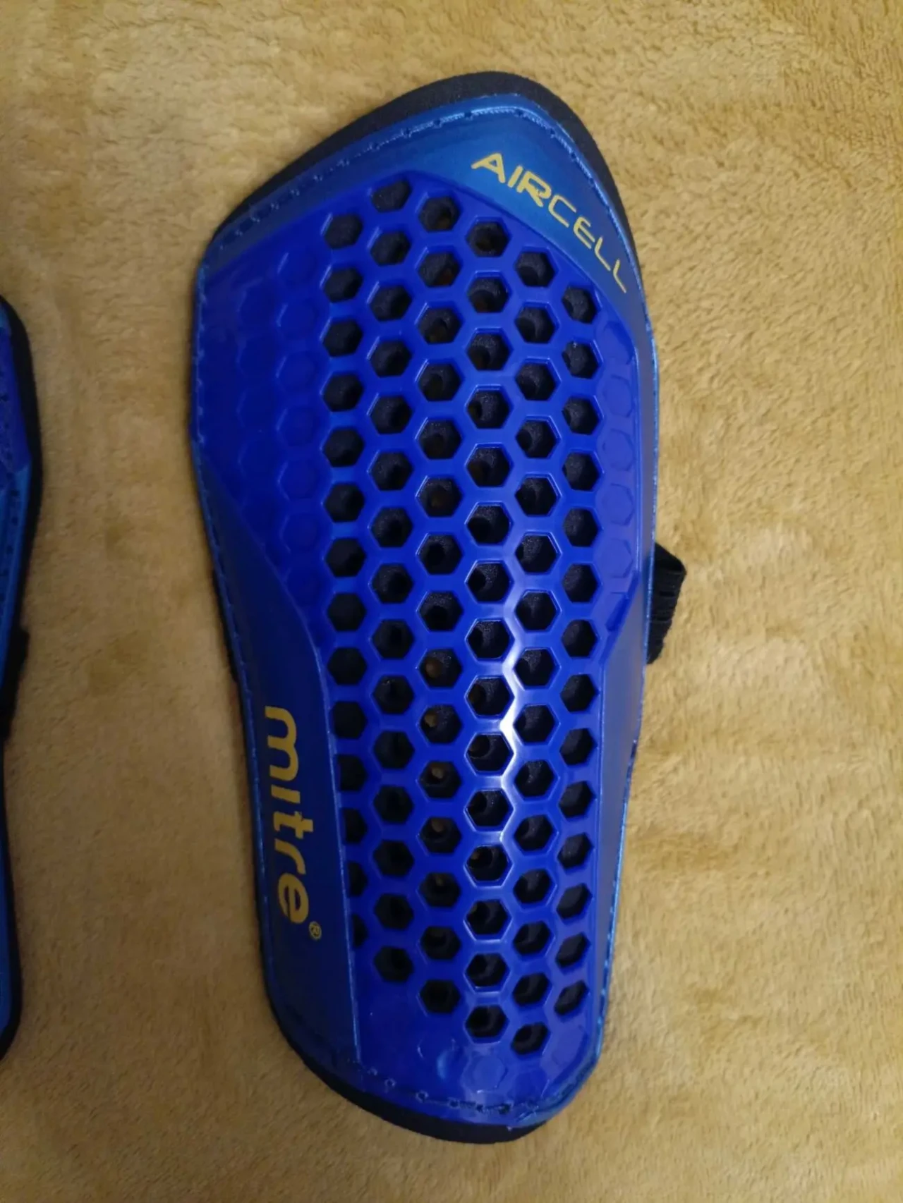Щитки футбольні MITRE 2