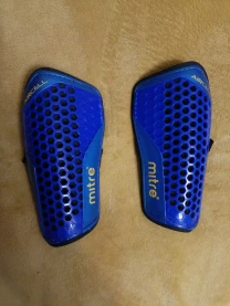 Щитки футбольні MITRE