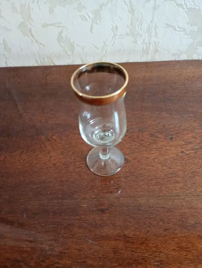 Стеклянная рюмочка с позолотой. 3