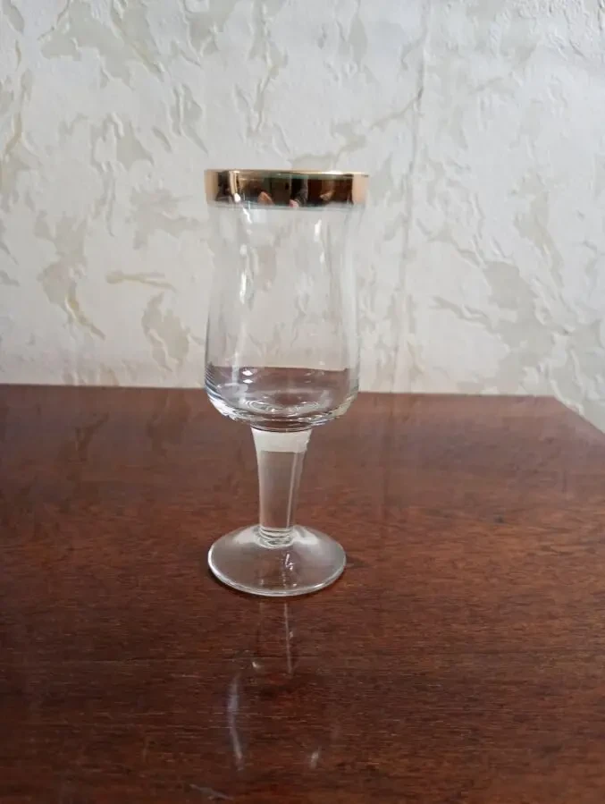 Стеклянная рюмочка с позолотой. 2