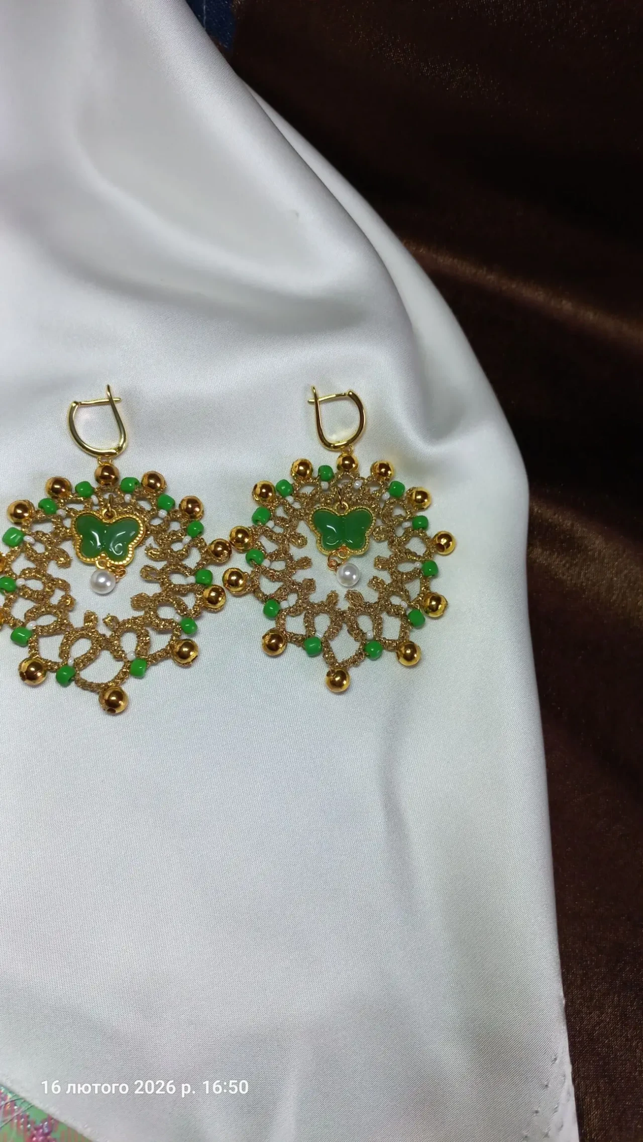 Сережки мереживні з зеленими бабками . Фріволіте анкарс 2