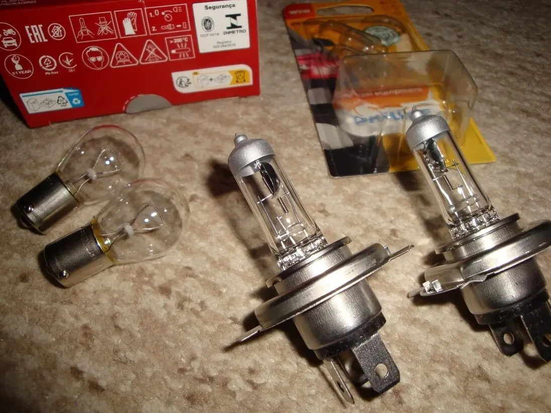 Лампочка у фару Ваз 2108, 2109, 21099, 2104, 2105, 2107, 2115, 2114 3