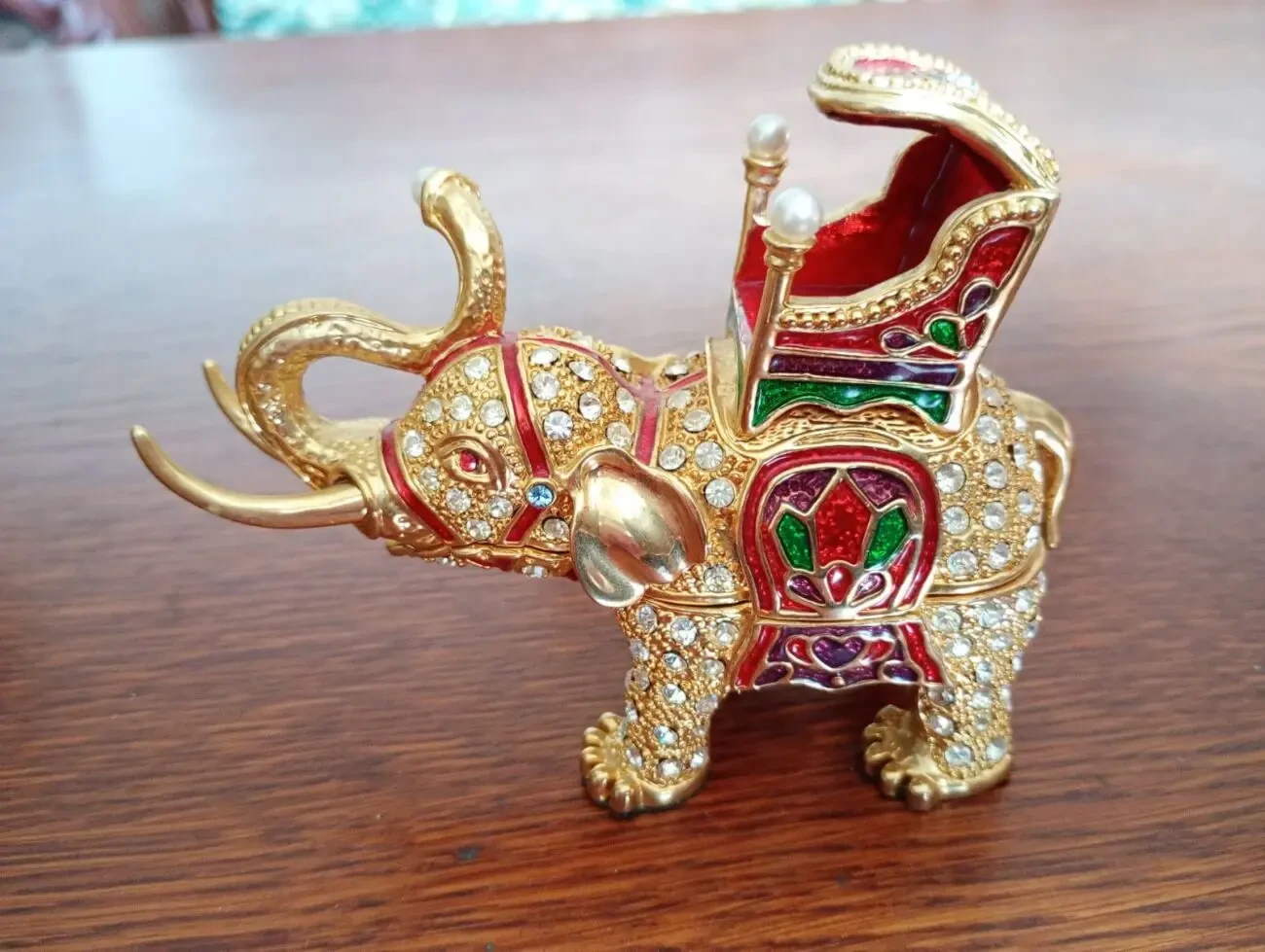 Металлический слон - шкатулка с разными камнями.