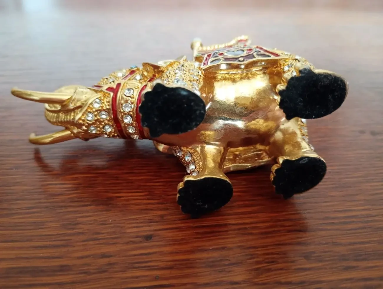 Металлический слон - шкатулка с разными камнями. 7