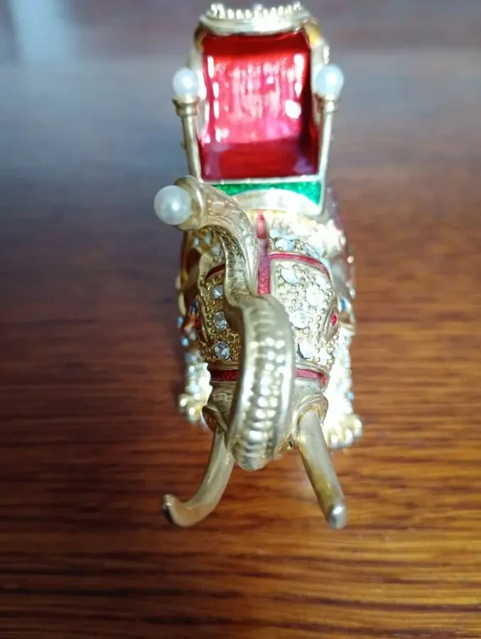 Металлический слон - шкатулка с разными камнями. 3