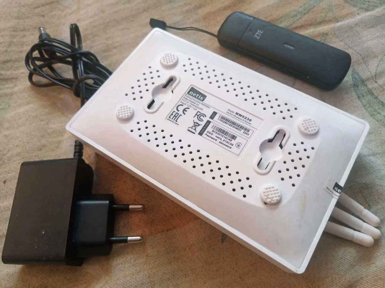 Комплект: роутер 