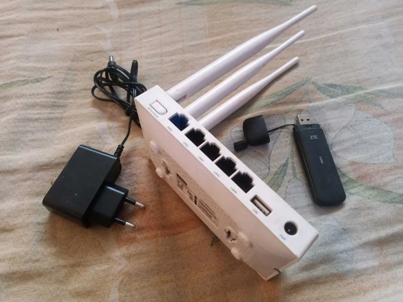 Комплект: роутер 