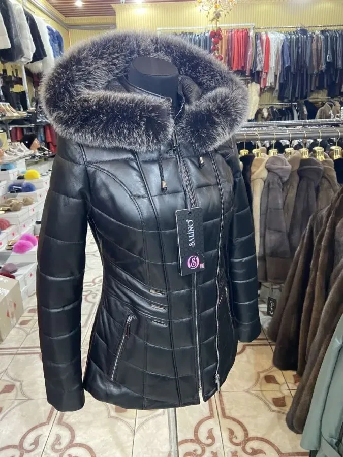 Жіночі утеплені куртки, пуховики з капюшоном,з хутром,з песцем