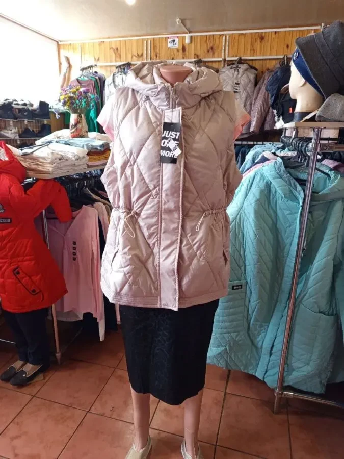 Стильный стеганый жилет с капюшоном 52-58р