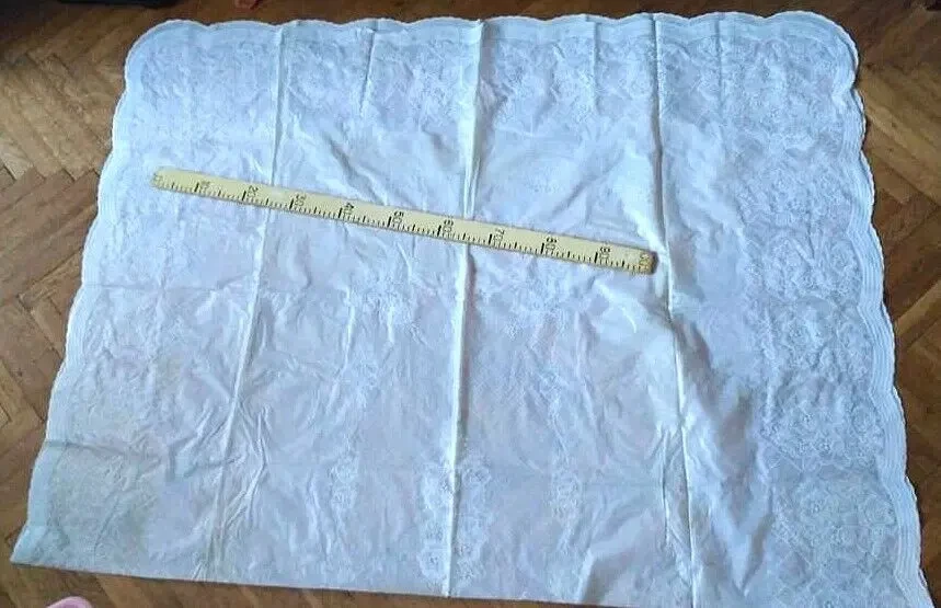 Скатерть практичная  белого цвета пвх . Большая, размером 150х232 см 2