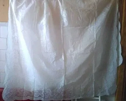 Скатерть практичная  белого цвета пвх . Большая, размером 150х232 см 5