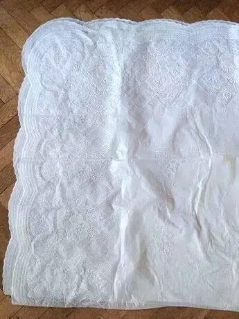 Скатерть практичная  белого цвета пвх . Большая, размером 150х232 см