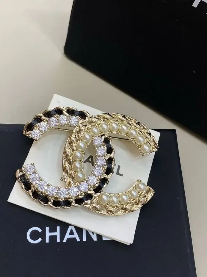 Брошка Chanell