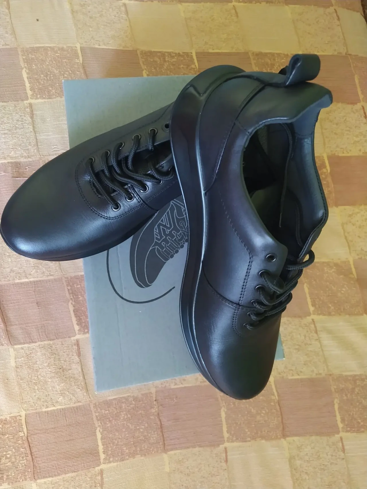 Чоловічі кросівки шкіряні 9