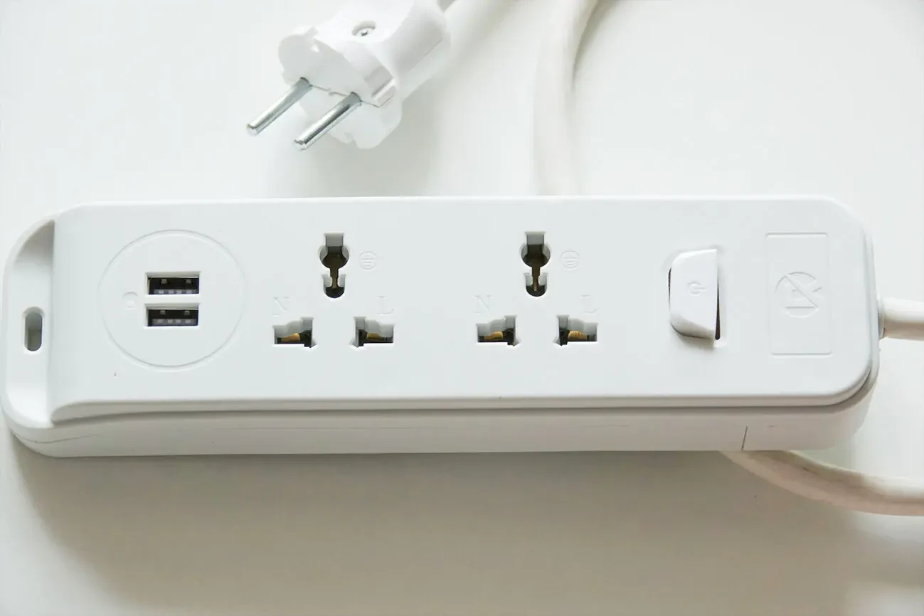 Універсальний подовжувач мережевий фільтр з колодкою на 2 розетки