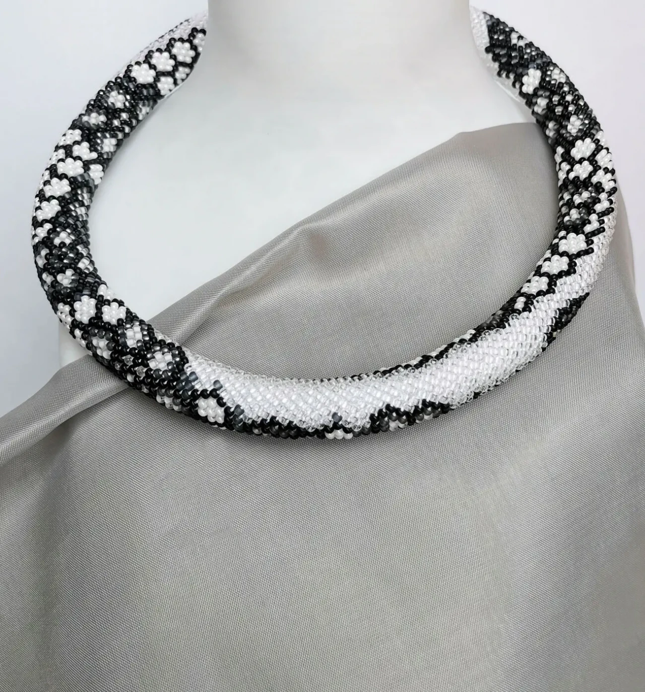 Прикраса із бісеру кольє-джгут Ажурні мрії 6