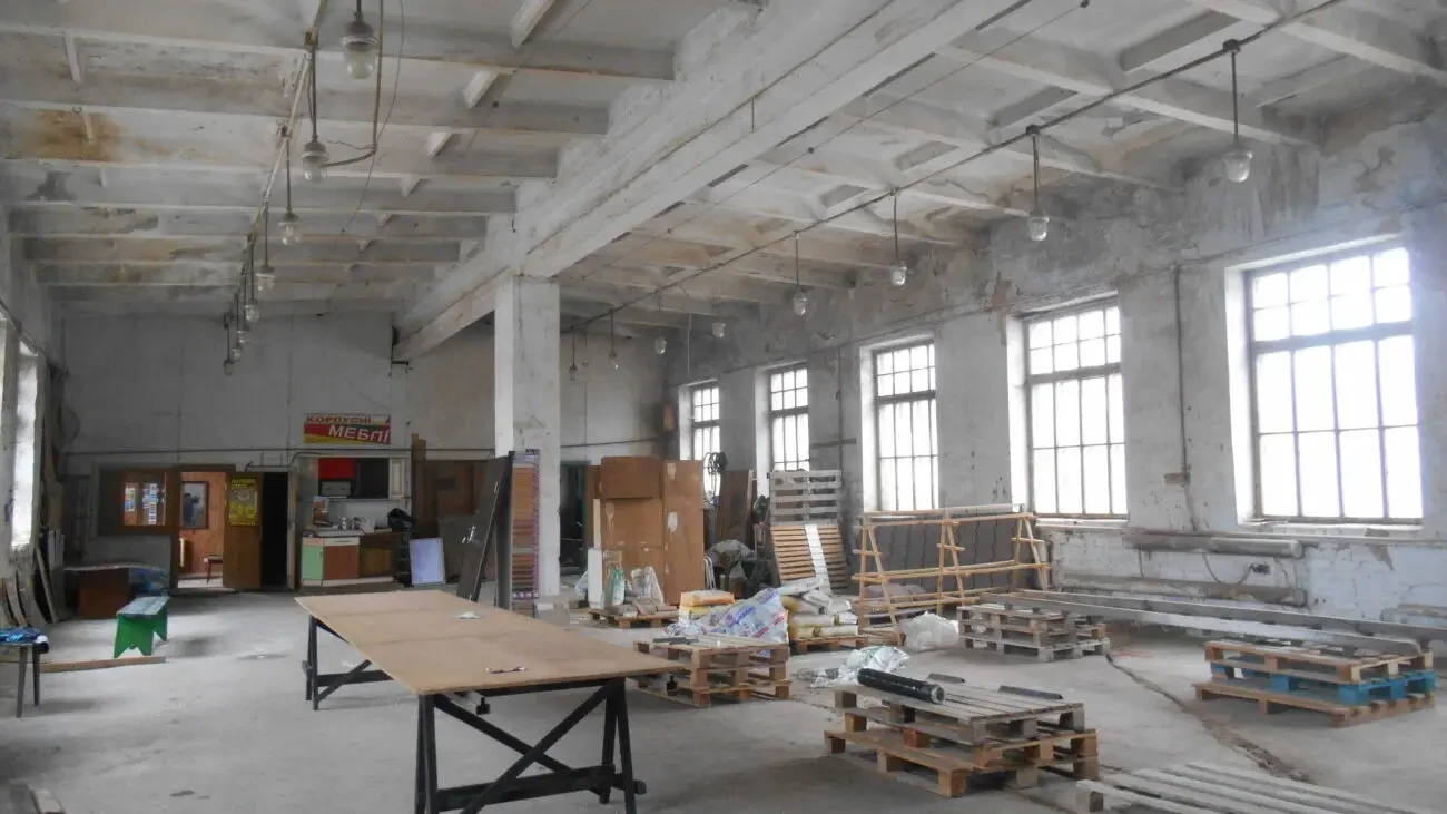 продам окрему будівлю( виробництво, склад) в центрі міста