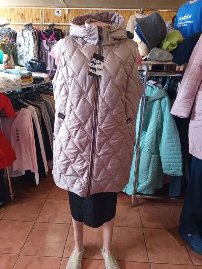 Удлиненный стеганый жилет с капюшоном 54-70р 3