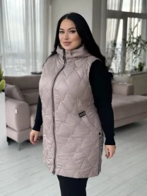 Удлиненный стеганый жилет с капюшоном 54-70р