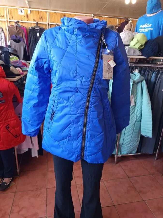 Небесно-голубая куртка с эффектной косой молнией 44-50р 3