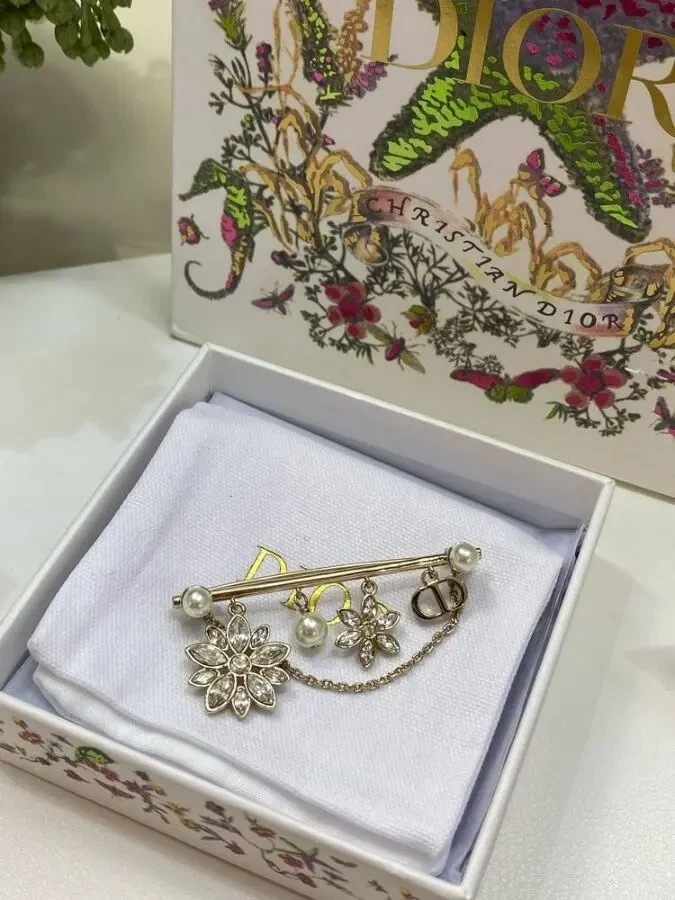 Брошка Dior 3