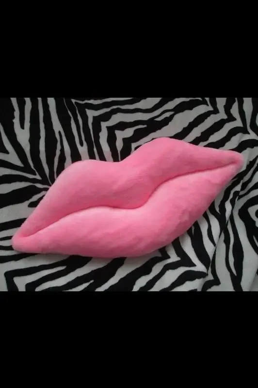 Декоративна авторська подушка-губи вуста сувенір декор подарунок 5