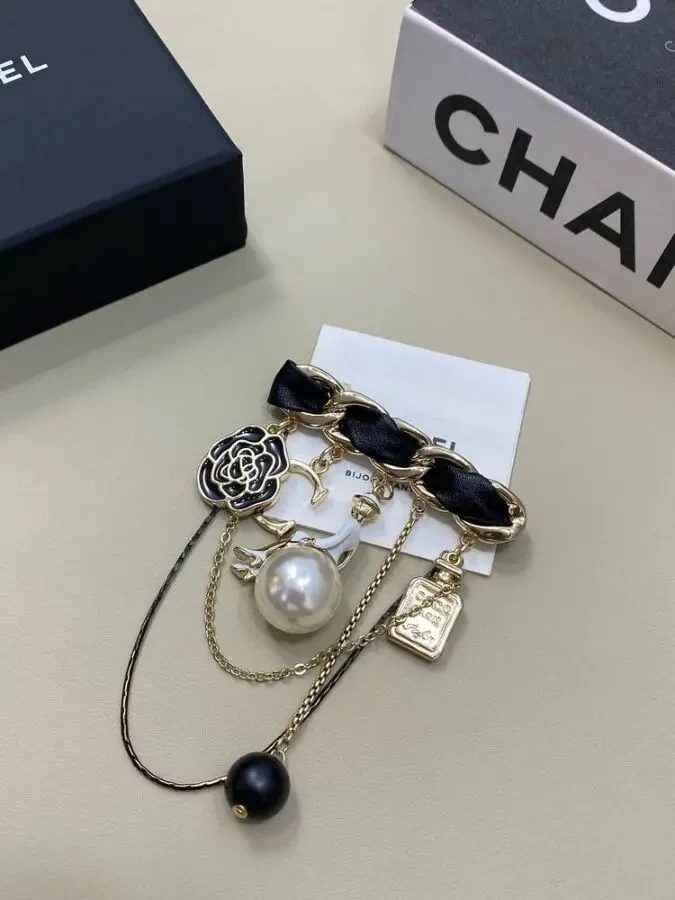Брошка Chanell