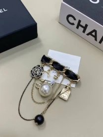 Брошка Chanell