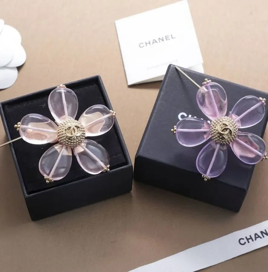 Брошка Chanell