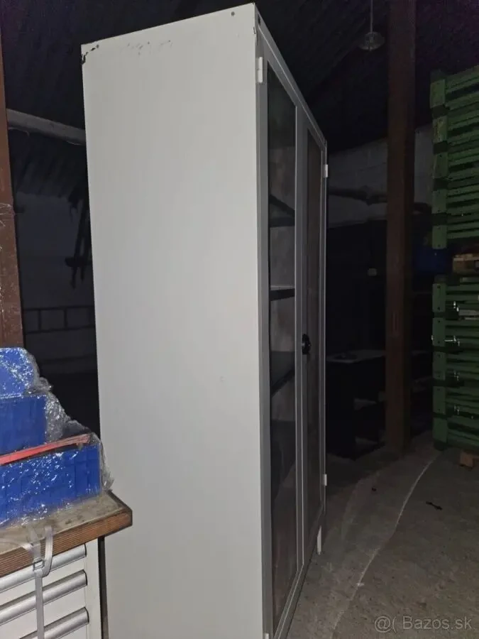 Металева скляна шафа 3